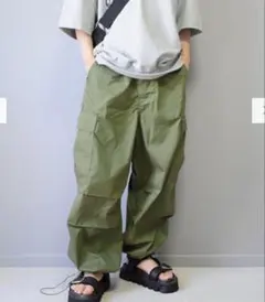 GU スーパーワイドカーゴパンツ　ユニセックス　Mサイズ オリーブ　カーキ