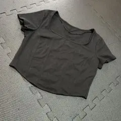 黒いスクエアネッククロップドトップ