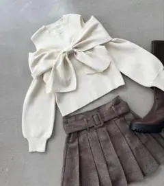 リボン付きオフショルダーリブニット