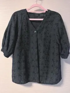 GU 黒 半袖ブラウス　花柄