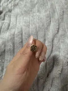 Tory Burch 六角形 ロゴ ピアス 片耳用のサムネイル