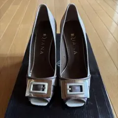 DIANA パンプス ゴールド バックル オープントゥ