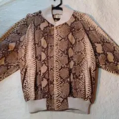 伊太利屋のジャンパー&スカート・スーツ…柄にビーズが付いています。