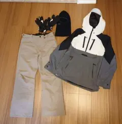 VOLCOMスノーボードウェアセット（ジャケット・パンツ・手袋・キャップ）