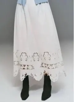 H&M 刺繍入りホワイトフレアスカート