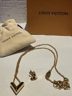 Louis Vuitton ゴールド V字型ネックレス＆ピアスセットのサムネイル