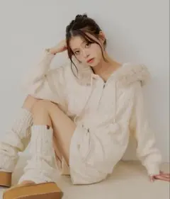 チコ　【セットアップ対応】ポンポン付きファーフードケーブルニットカーディガン