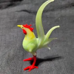 ガラス製 鶏の置物 緑と赤　高さ約9cm