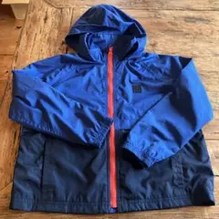 青と黒のフード付きジャケット