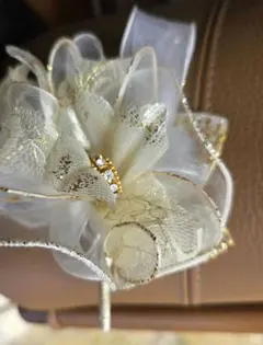 ホワイト ゴールド 花モチーフ コサージュ