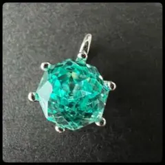 ターコイズ風ペンダント 多面体　トップのみ　チェーン無し　キラキラ　グリーン