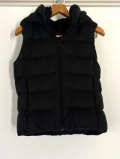 ブラック フード付きダウンベスト
