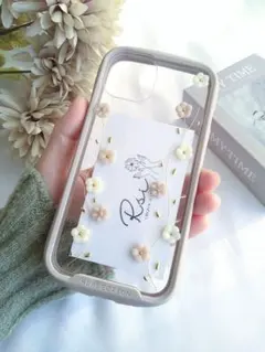 【ミルキーカラーの小花が舞う】iPhoneケース