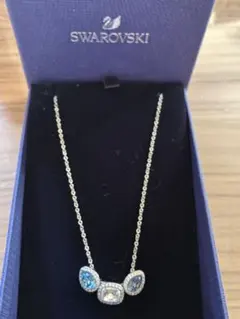 SWAROVSKI ネックレス 3ストーン クリスタルのサムネイル