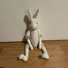 関節が動くウサギの人形