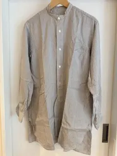 COMOLI バンドカラーシャツ ストライプ