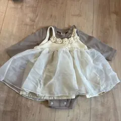 プティマイン　花飾り付きアイボリーロンパース