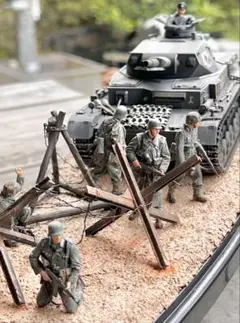 完成品プラモデルドイツⅣ号戦車D型と兵士6体1/35タミヤ製のサムネイル