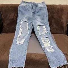 ライトブルーダメージデニムパンツ