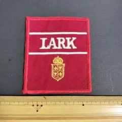 LARK 刺繍ワッペン 赤　昭和のもの　中古　９×８ｃｍ前後