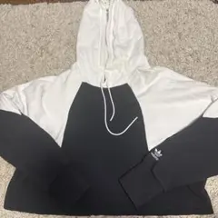 アディダス　ショート丈　パーカー