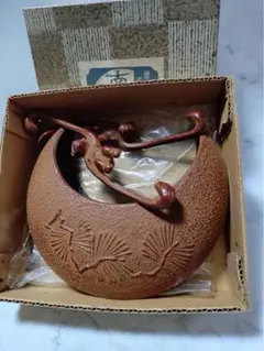 南部盛栄堂 南部鉄器 釣花瓶 三日月 猿の吊り具付き 伝統工芸品 昭和レトロ 南部盛栄堂 南部鉄器 釣花瓶 三日月 猿猴捉月 猿手2本 箱・栞付き 昭和