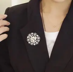 【残り2】キラキラ　雪の結晶ブローチ  キラキラ　フォーマルスーツ　パーティー