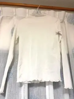 ホワイト長袖シアーシャツ 裾波型デザイン