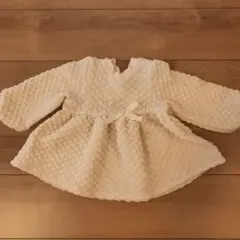 アイボリー色ニットトップス（フリル・リボン付き）