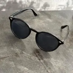 ブラックラウンドサングラス ダークグレーレンズ