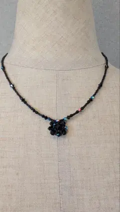 ビーズネックレス 花モチーフ 黒