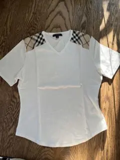 新品未使用　BURBERRY LONDON VネックTシャツ Mのサムネイル