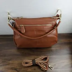 複数のポケットと 2 本のストラップが付いた、新しい本革ショルダーバッグ