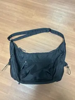 黒いナイロンショルダーバッグ