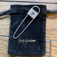 希少yohji yamamoto 透かしy刻印入り　安全ピン