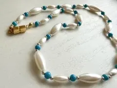 未使用 ねじ式開閉 パールホワイト×水色 レトロネックレス