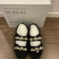 ニカル　パールビジュー付きサンダルのサムネイル