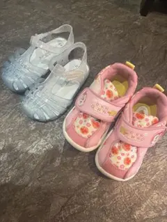 青色グリッターサンダルとピンクスニーカーセット