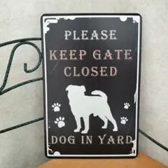 ブリキ看板 DOG IN YARD 犬 パグ風 アンティーク調のサムネイル