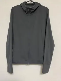 ユニクロ　エアリズムUVカットメッシュパーカー