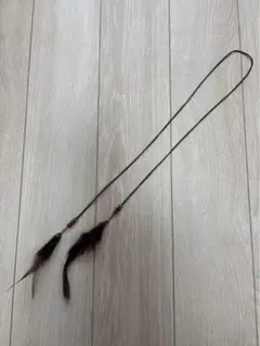 羽根付き革紐チョーカー