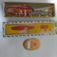 伝統的な糸切りばさみ 赤と白のストライプ