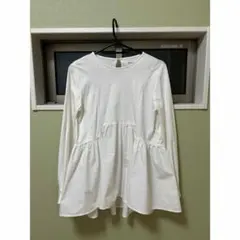 ホワイト フレアシルエット 長袖トップス