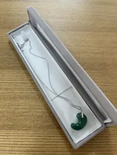 勾玉　天然石　緑　ネックレス