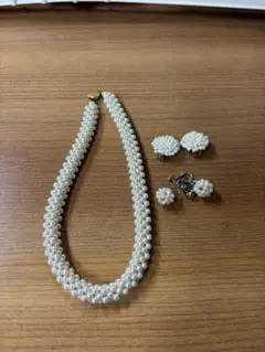 ネックレスとイヤリング3点セット 白