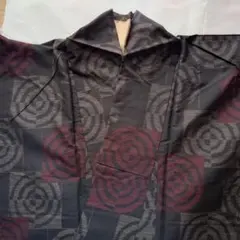 2.【使用2〜3回】大島紬 黒地にエンジとライトグレーの大きめ柄