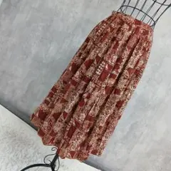 幾何学模様の赤とベージュのロングスカート