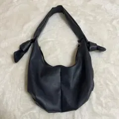 黒い合成皮革ショルダーバッグ