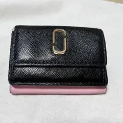 マークジェイコブス　三つ折り財布 ブラック ピンク
