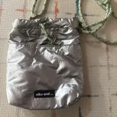 niko and... シルバー サコッシュ　ショルダーバッグ